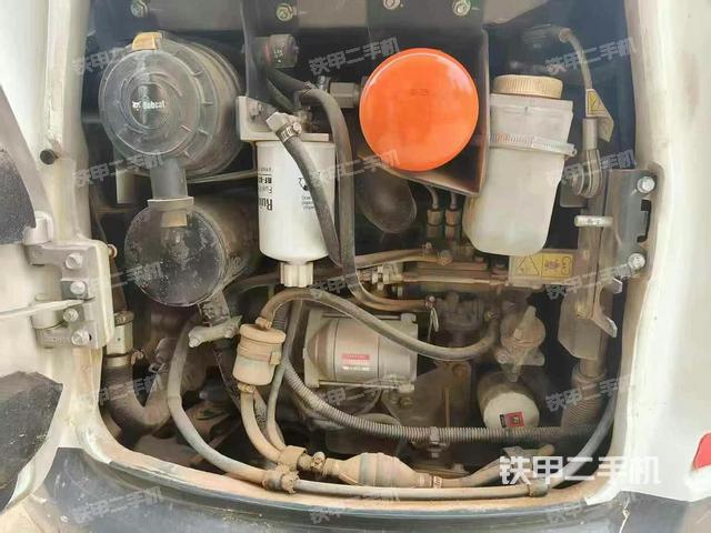 回转马达和主控阀(整机外观) 回转马达和主控阀(整机外观)