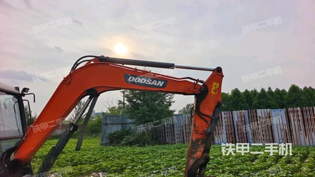 大臂整体 右侧(工作和回转装置) 大臂整体 右侧(工作和回转装置)