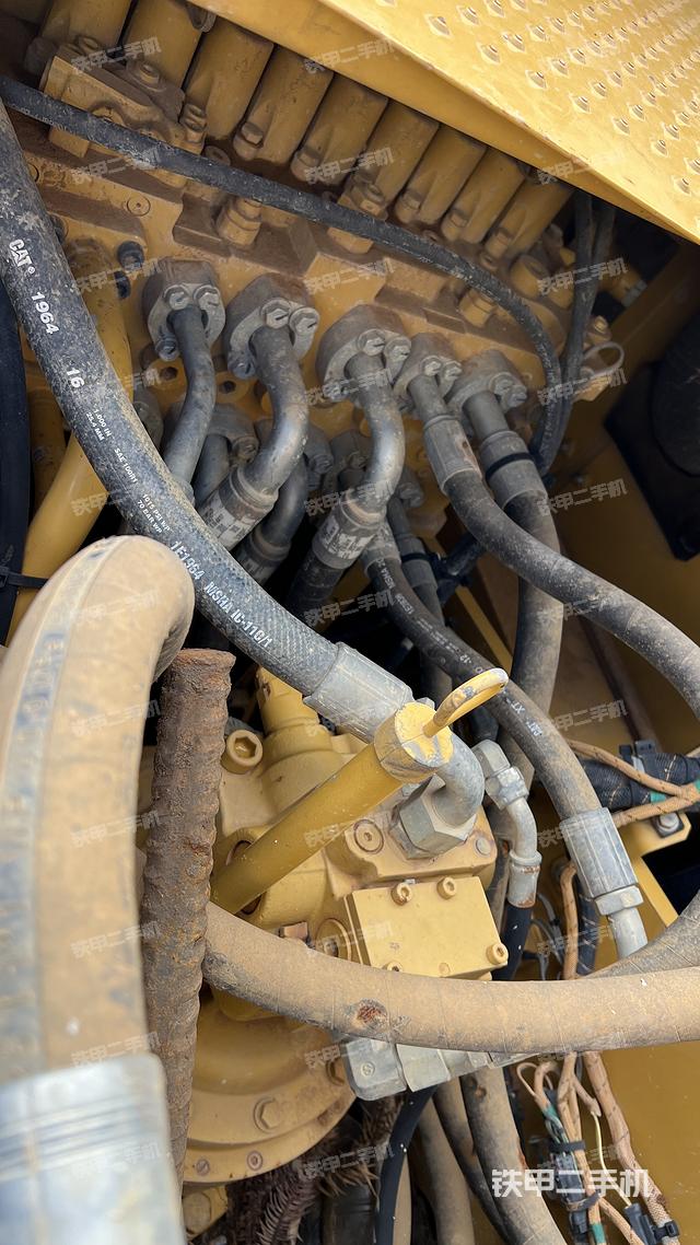 回转马达和主控阀（整机外观）