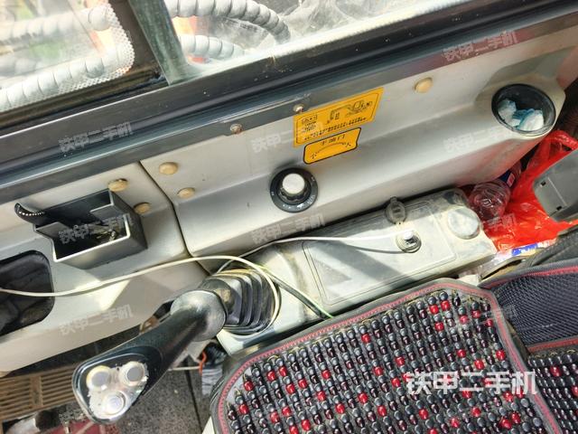 座椅右侧控制台/钥匙门/油门/含右手柄(驾驶室部分) 座椅右侧控制台/钥匙门/油门/含右手柄(驾驶室部分)