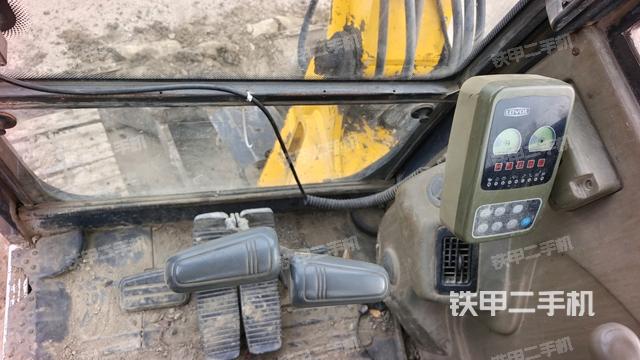 行走控制手柄和踏板 俯拍(驾驶室部分) 行走控制手柄和踏板 俯拍(驾驶室部分)