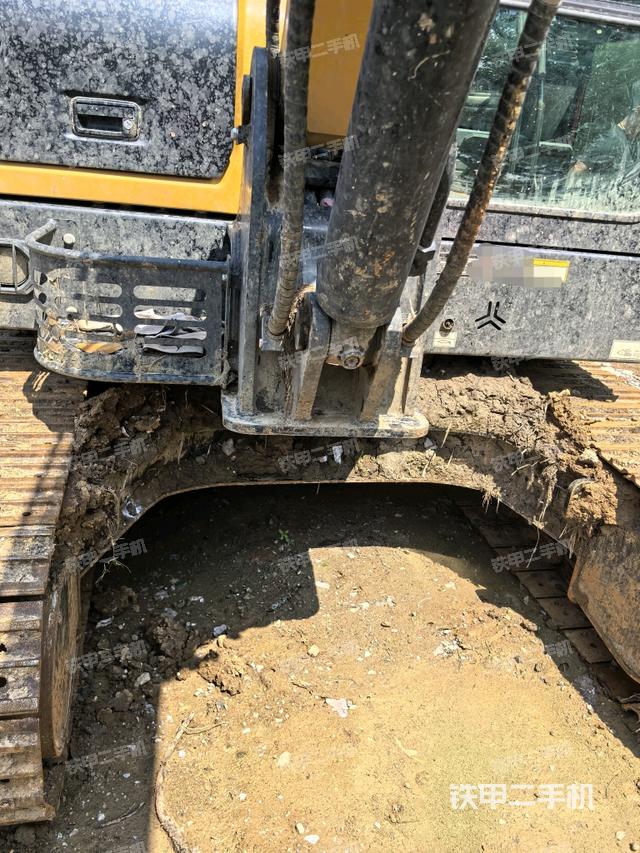 转盘和下车架正前(工作和回转装置) 转盘和下车架正前(工作和回转装置)