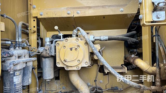 液压泵舱室正面整体（整机外观）