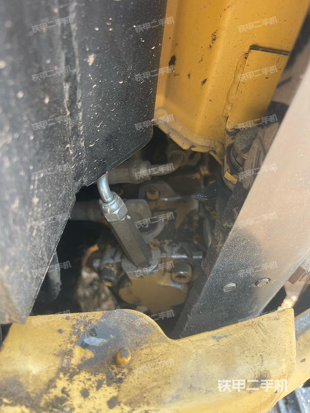 液压泵舱室正面整体（整机外观）