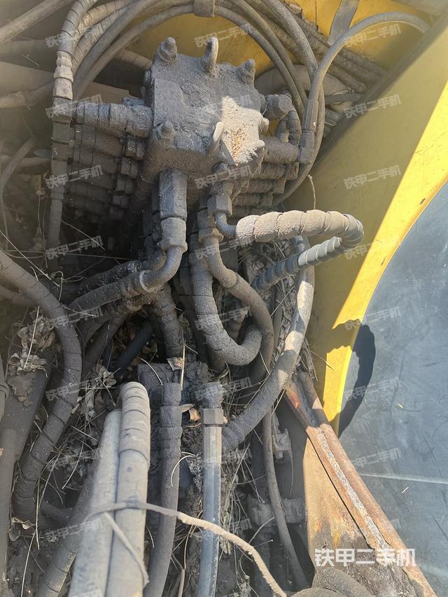 回转马达和主控阀(整机外观) 回转马达和主控阀(整机外观)