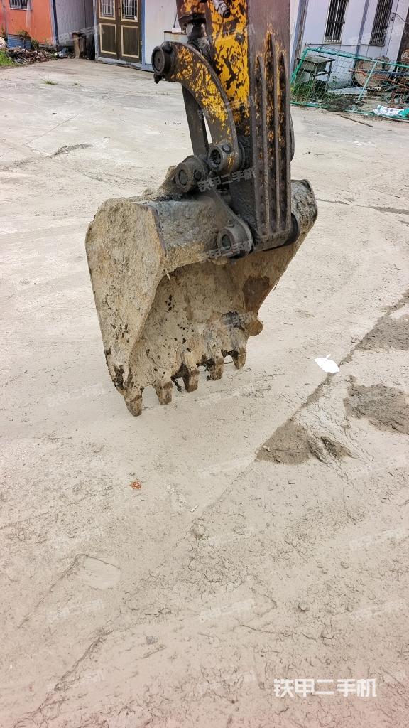 铲斗右后整体(工作和回转装置) 铲斗右后整体(工作和回转装置)