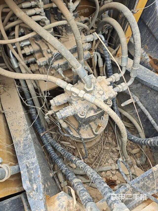 回轉(zhuǎn)馬達(dá)和主控閥(整機(jī)外觀) 回轉(zhuǎn)馬達(dá)和主控閥(整機(jī)外觀)