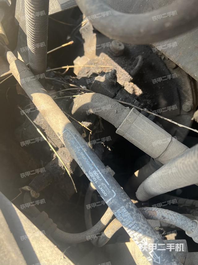 液压泵舱室正面整体(整机外观) 液压泵舱室正面整体(整机外观)