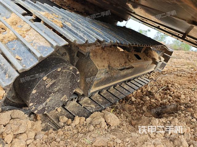 單側(cè)履帶整體(整機(jī)外觀) 單側(cè)履帶整體(整機(jī)外觀)