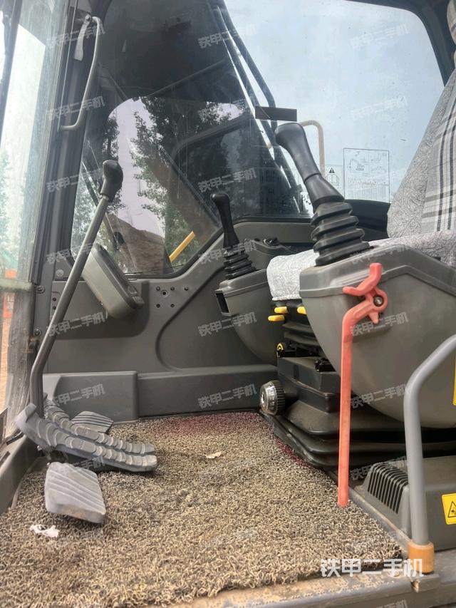 驾驶室顶部(整机外观) 驾驶室顶部(整机外观)