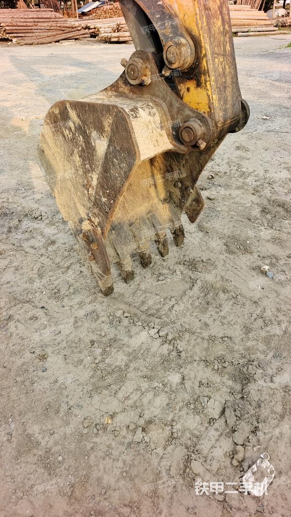 铲斗右后整体(工作和回转装置) 铲斗右后整体(工作和回转装置)