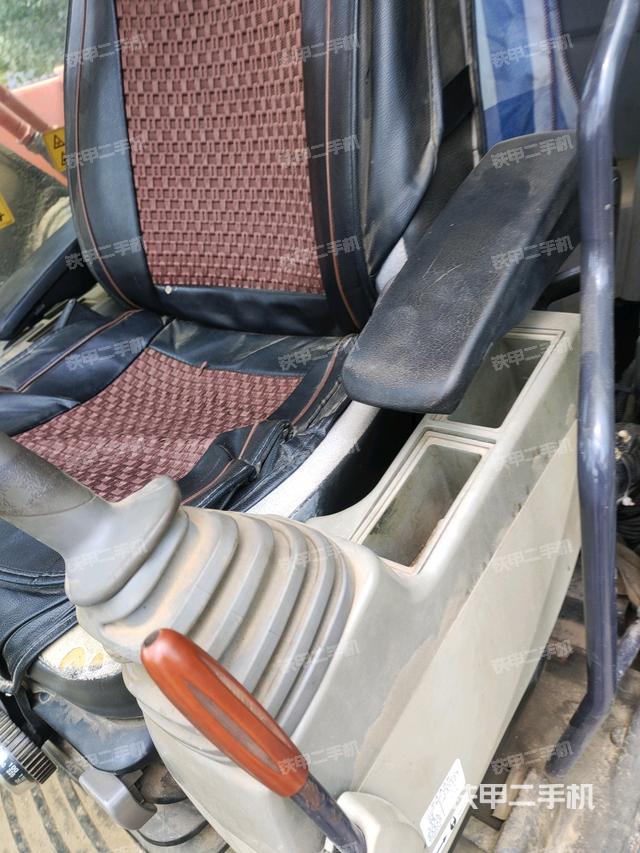 座椅左侧控制台/音响/含左手柄(驾驶室部分) 座椅左侧控制台/音响/含左手柄(驾驶室部分)