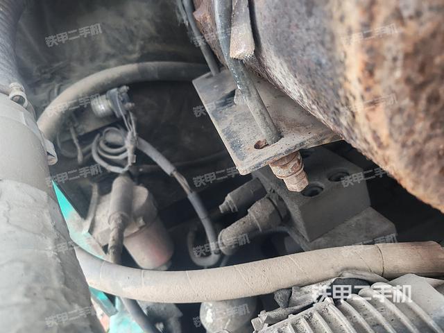 回转马达和主控阀(整机外观) 回转马达和主控阀(整机外观)