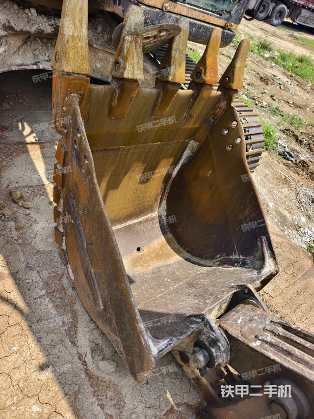 铲斗右后整体(工作和回转装置) 铲斗右后整体(工作和回转装置)