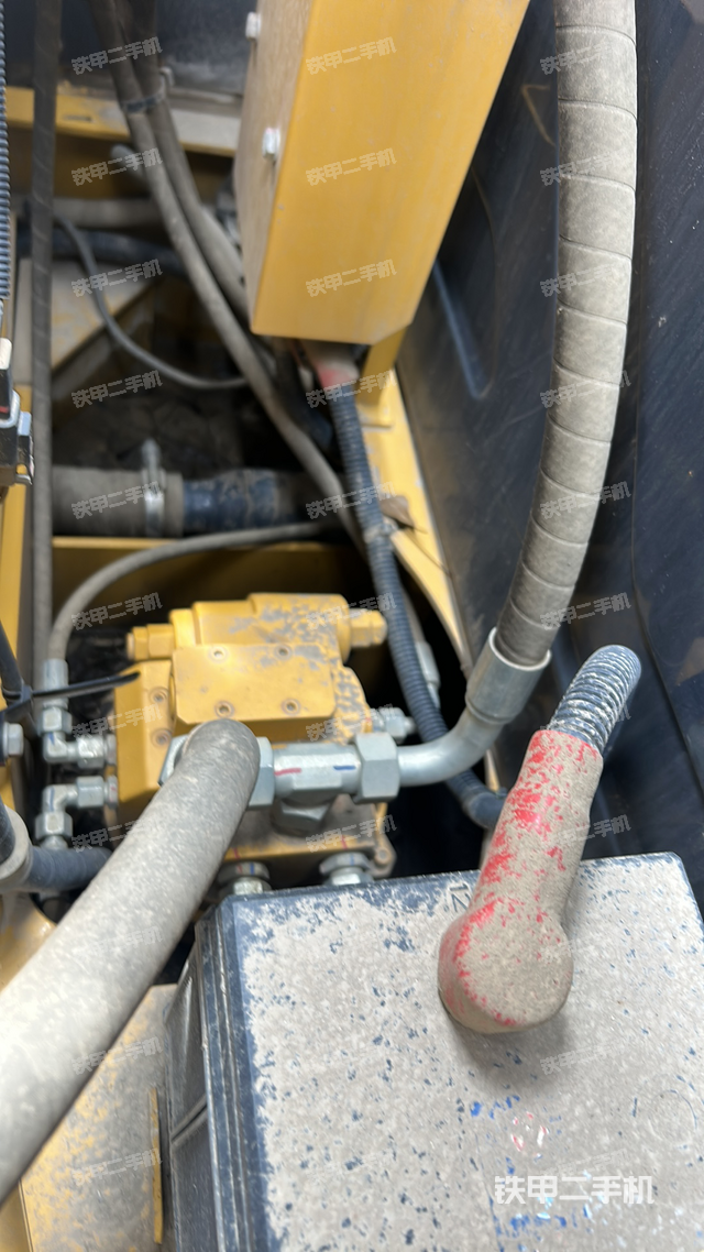 回转马达和主控阀（整机外观）