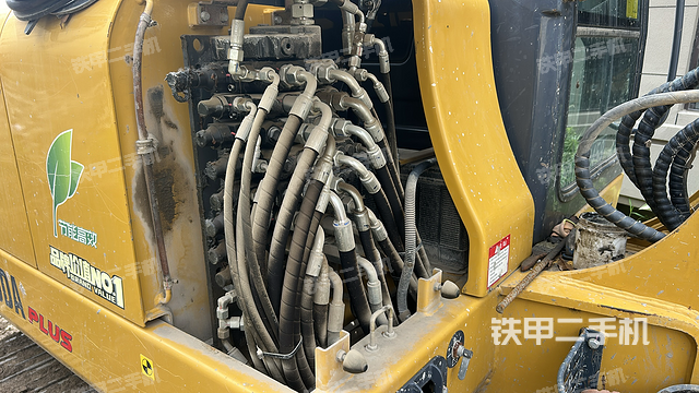 液压泵舱室正面整体（整机外观）