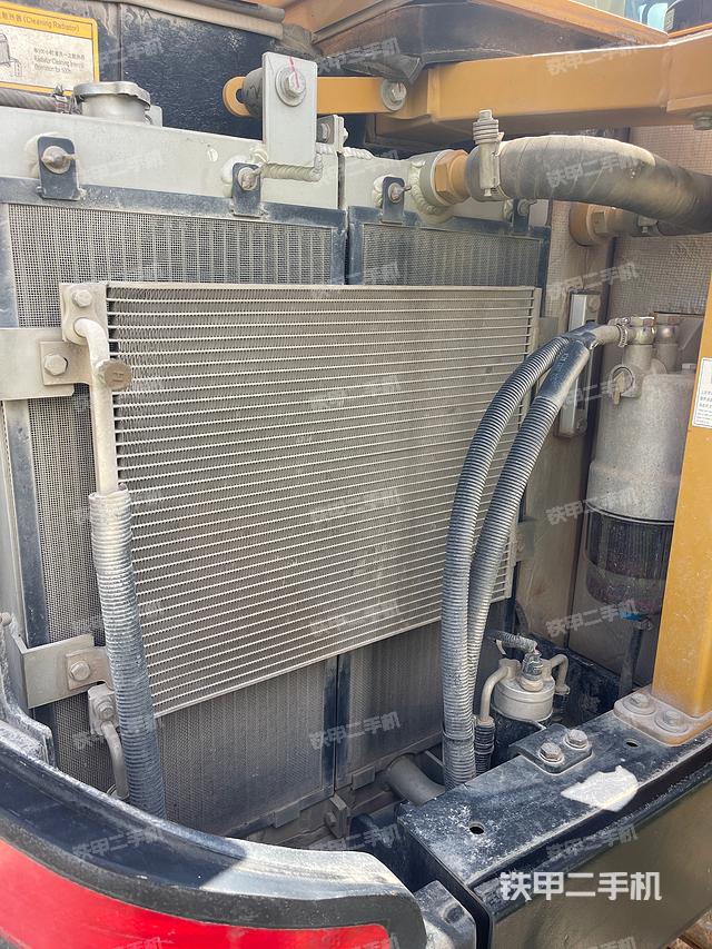 液压泵舱室正面整体（整机外观）