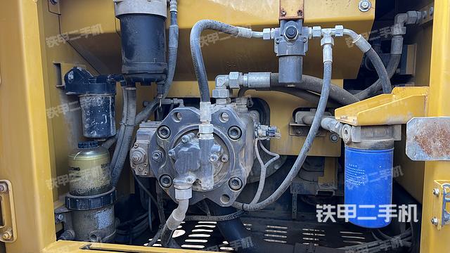 液压泵舱室正面整体(整机外观) 液压泵舱室正面整体(整机外观)