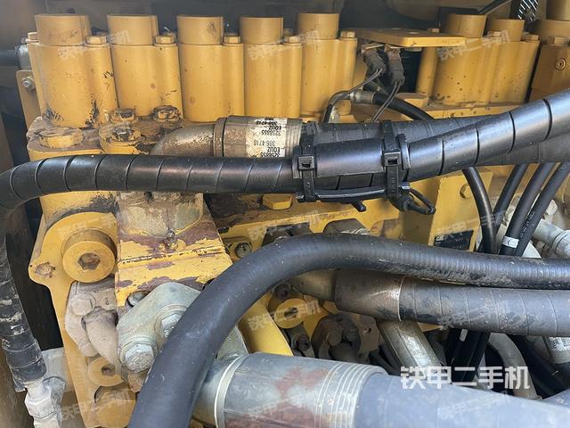 回轉(zhuǎn)馬達(dá)和主控閥（整機(jī)外觀）