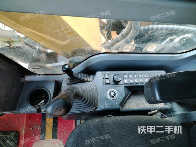 座椅右側(cè)控制臺/鑰匙門/油門/含右手柄(駕駛室部分) 座椅右側(cè)控制臺/鑰匙門/油門/含右手柄(駕駛室部分)