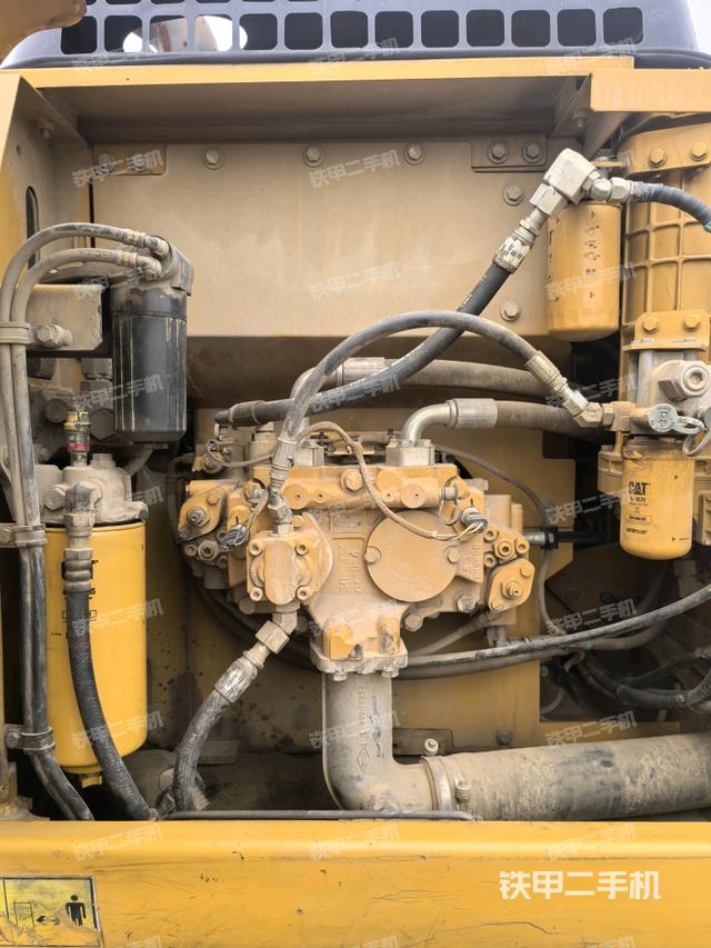 液压泵舱室正面整体(整机外观) 液压泵舱室正面整体(整机外观)