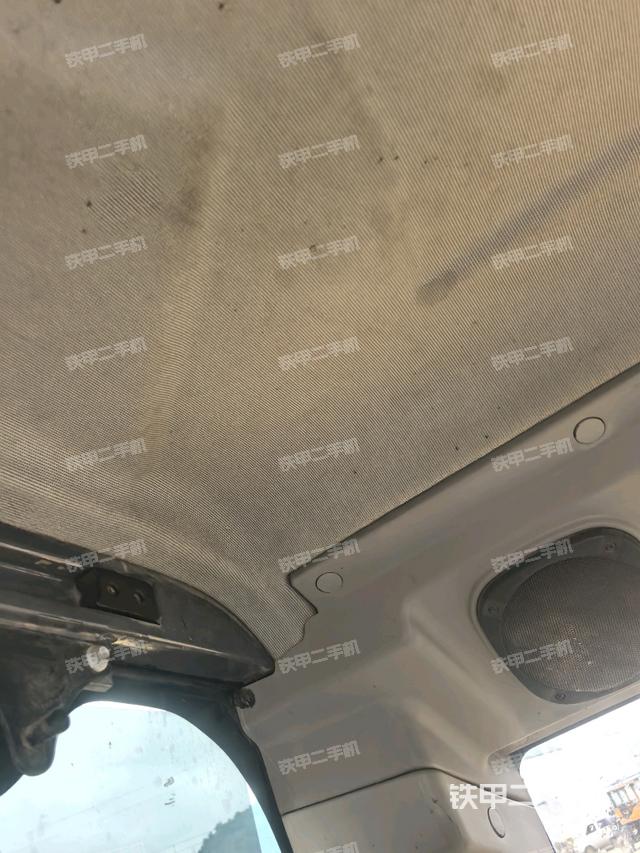 行走控制手柄和踏板 俯拍(驾驶室部分) 行走控制手柄和踏板 俯拍(驾驶室部分)