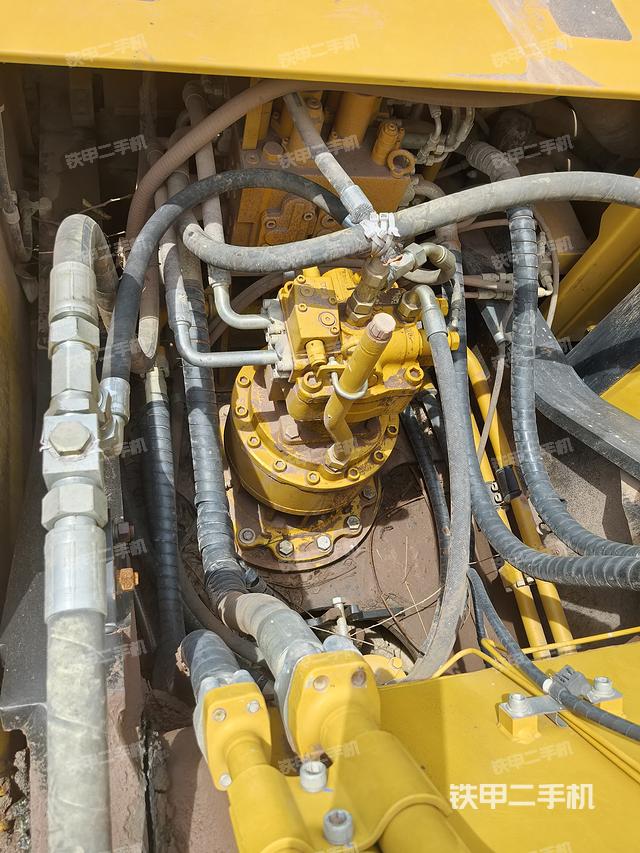 回转马达和主控阀(整机外观) 回转马达和主控阀(整机外观)