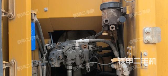 液压泵舱室正面整体(整机外观) 液压泵舱室正面整体(整机外观)