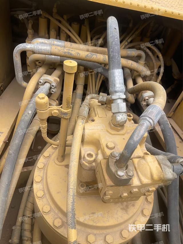 回转马达和主控阀(整机外观) 回转马达和主控阀(整机外观)