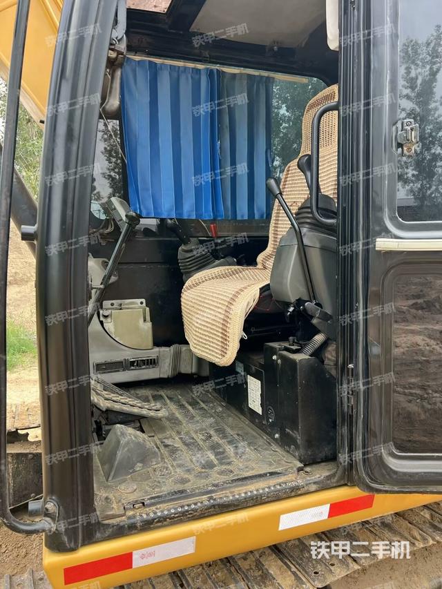 驾驶室顶部(整机外观) 驾驶室顶部(整机外观)