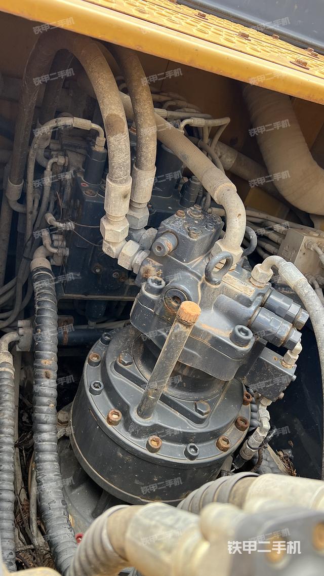 回转马达和主控阀(整机外观) 回转马达和主控阀(整机外观)