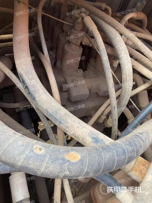 回转马达和主控阀(整机外观) 回转马达和主控阀(整机外观)