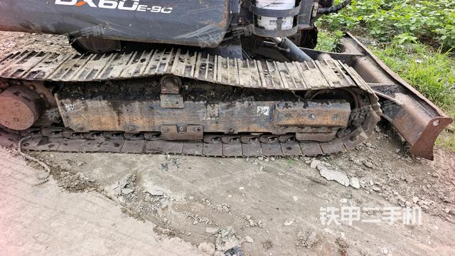 右侧履带整体 (行走机构) 右侧履带整体 (行走机构)