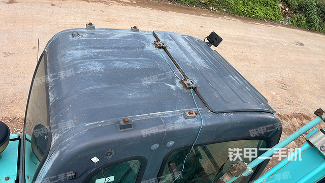 驾驶室顶部(整机外观) 驾驶室顶部(整机外观)