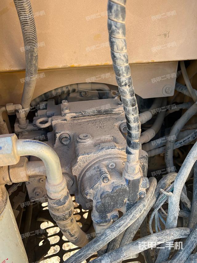 液压泵舱室正面整体(整机外观) 液压泵舱室正面整体(整机外观)