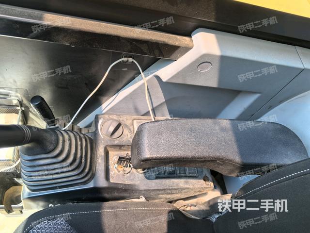 座椅右侧控制台/钥匙门/油门/含右手柄(驾驶室部分) 座椅右侧控制台/钥匙门/油门/含右手柄(驾驶室部分)