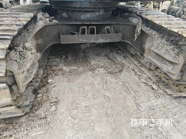 转盘和下车架正前(工作和回转装置) 转盘和下车架正前(工作和回转装置)