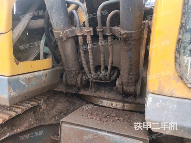 大臂油缸整体 竖拍(工作和回转装置) 大臂油缸整体 竖拍(工作和回转装置)