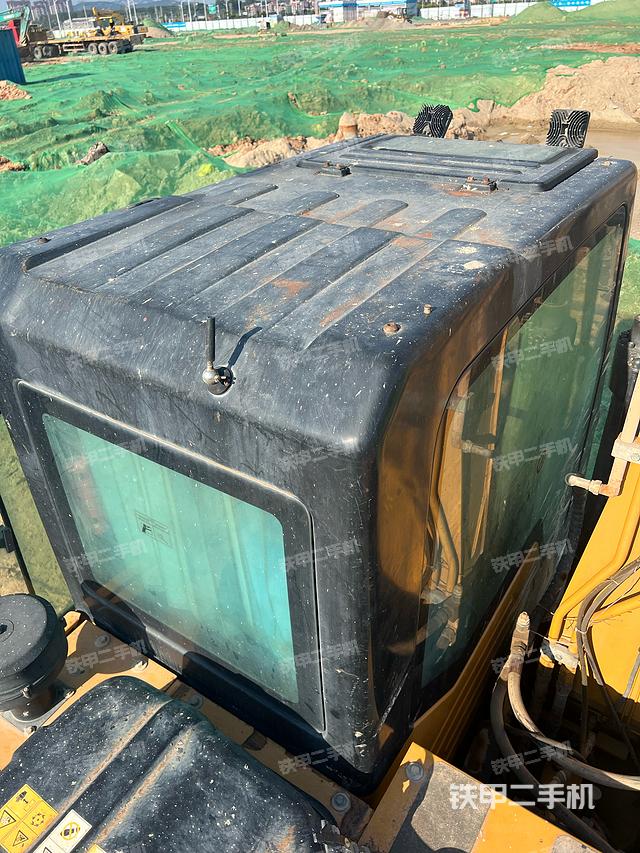 驾驶室顶部(整机外观) 驾驶室顶部(整机外观)