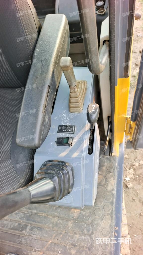 座椅左侧控制台/音响/含左手柄(驾驶室部分) 座椅左侧控制台/音响/含左手柄(驾驶室部分)