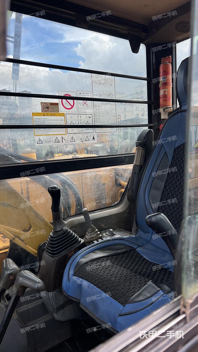 驾驶室整体(整机外观) 驾驶室整体(整机外观)