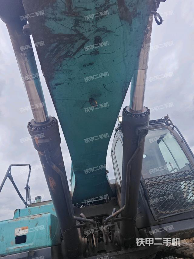 大臂油缸整体 竖拍(工作和回转装置) 大臂油缸整体 竖拍(工作和回转装置)