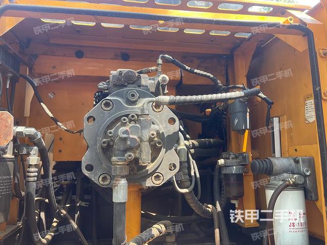 液压泵舱室正面整体(整机外观) 液压泵舱室正面整体(整机外观)