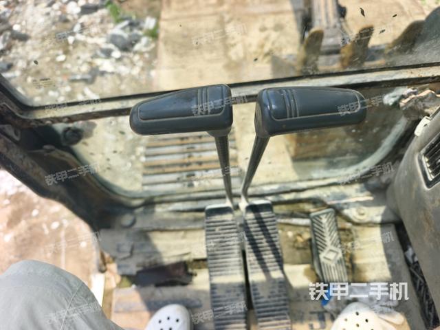 行走控制手柄和踏板 俯拍(驾驶室部分) 行走控制手柄和踏板 俯拍(驾驶室部分)