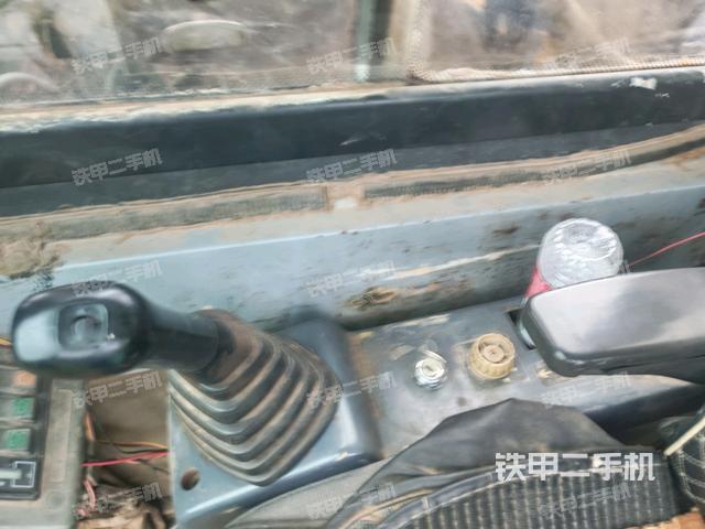 座椅右侧控制台/钥匙门/油门/含右手柄(驾驶室部分) 座椅右侧控制台/钥匙门/油门/含右手柄(驾驶室部分)