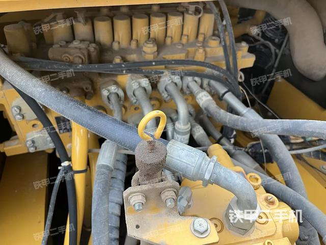 回转马达和主控阀(整机外观) 回转马达和主控阀(整机外观)