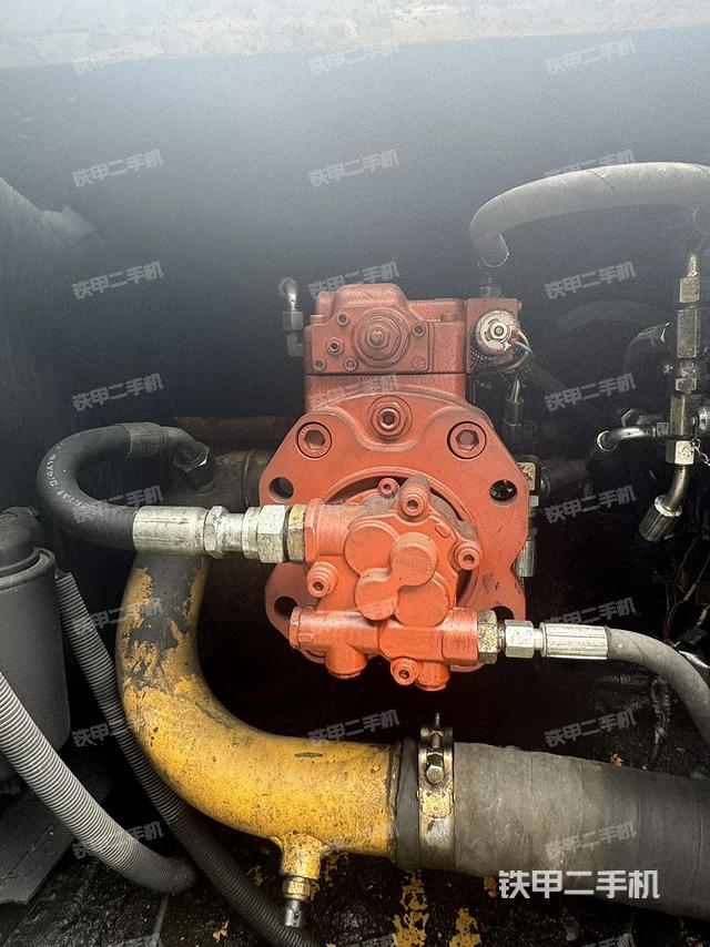 液压泵舱室正面整体（整机外观）