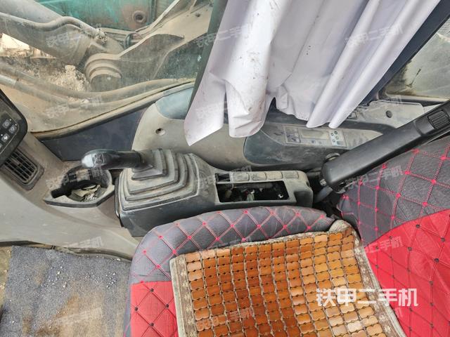 座椅右侧控制台/钥匙门/油门/含右手柄(驾驶室部分) 座椅右侧控制台/钥匙门/油门/含右手柄(驾驶室部分)