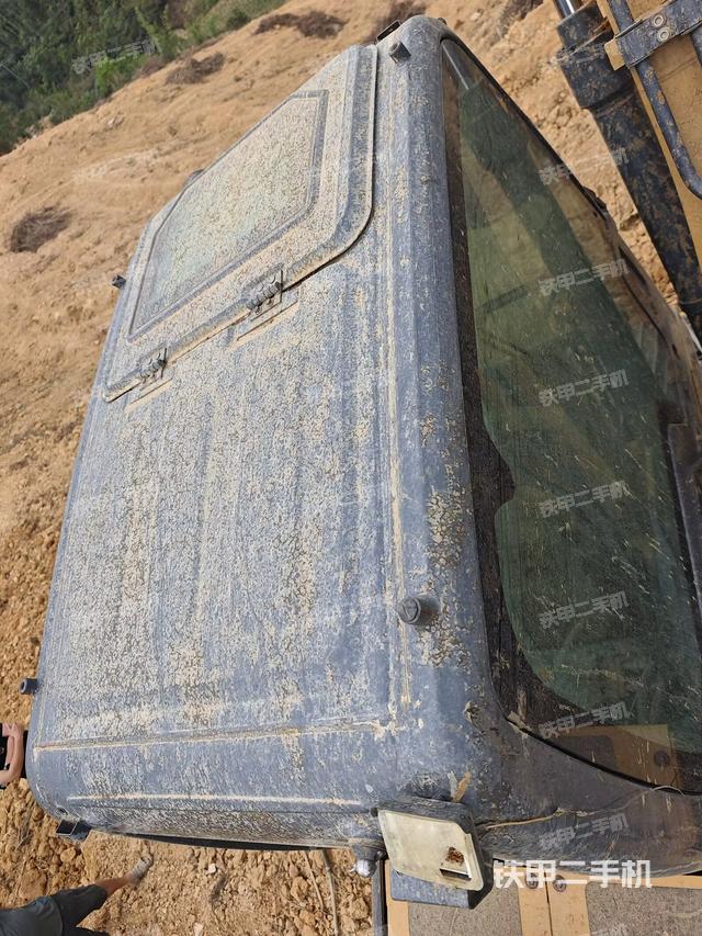 駕駛室頂部(整機(jī)外觀) 駕駛室頂部(整機(jī)外觀)