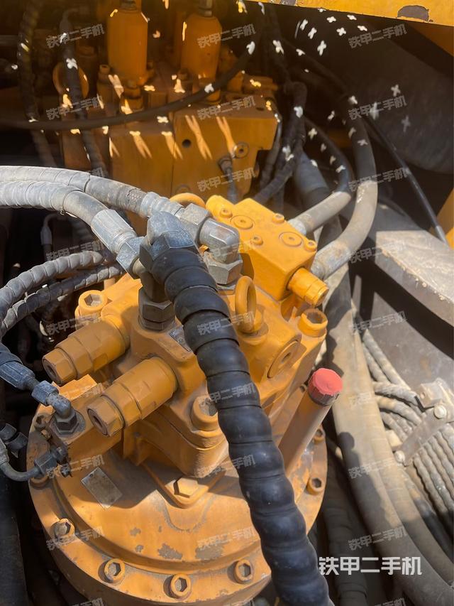 回转马达和主控阀(整机外观) 回转马达和主控阀(整机外观)